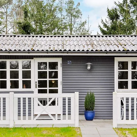 5 Person In Ans By-by Traum